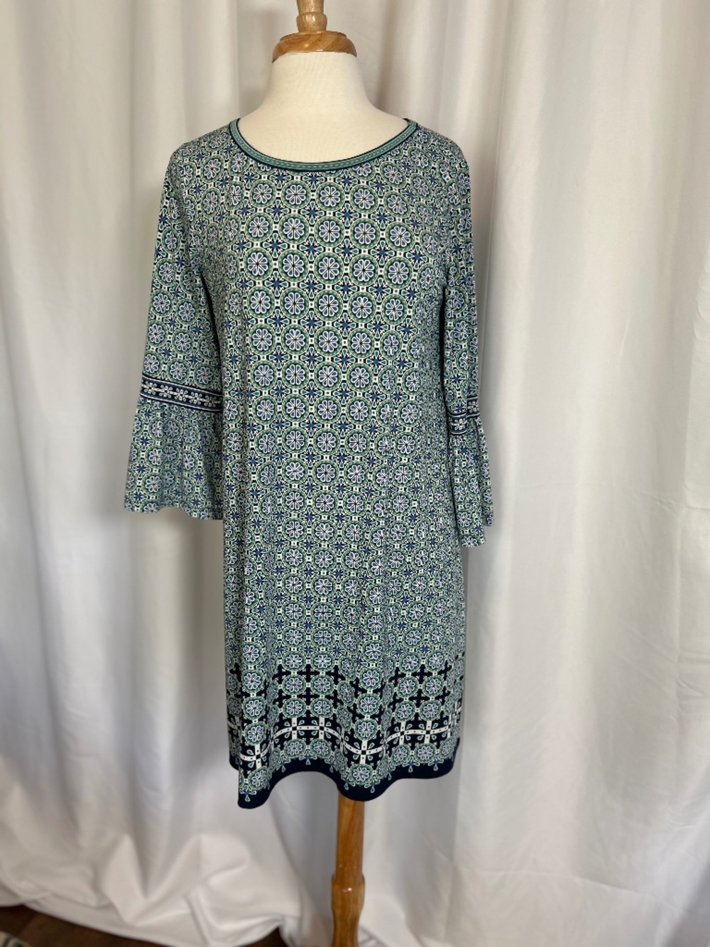 MAX STUDIO PATTERNED SHIFT DRESS WITH BELL SLEEVES - SIZE MEDIUM